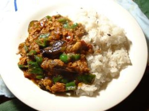 レトルトキーマカレーで簡単　なすピーマンカレー